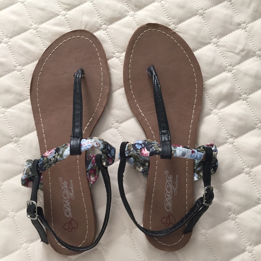 Cute Women’s Sandals 🌺